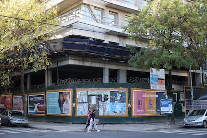 Una disputa entre distintas corrientes del Partido Socialista impide que los propietarios puedan acceder a sus viviendas, aunque el edificio no fue terminado por la constructura Zentrum Developers
