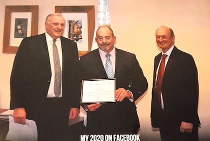 Una distinción para el "Topo", acompañado por Raúl Peláez, el cónsul general de Argentina en Australia