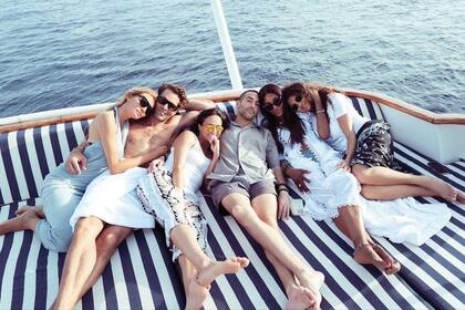 Una divertida salida en barco con amigos. Esther Cañadas junto al modelo Jon Kortajarena, la actriz Michelle Rodríguez, el productor de cine Mohammed Al Turki, Naomi Campbell y la periodista Afef Jnifen.