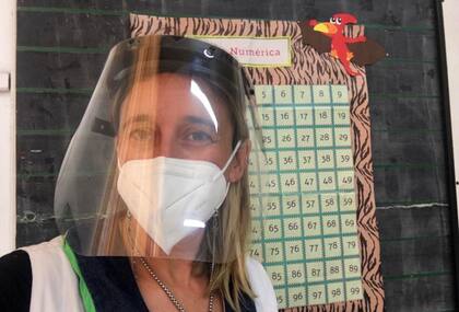 Mariel Morfu da clases a primer grado y se lleva su propio micrófono