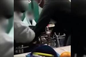 Una docente y un alumno forcejearon por un celular y casi terminan a las piñas