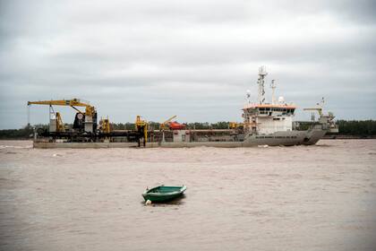Una draga, en pleno trabajo en el río Paraná