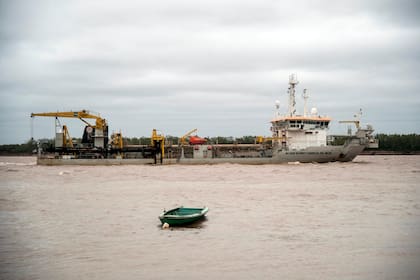 Una draga en pleno trabajo en la Hidrovía