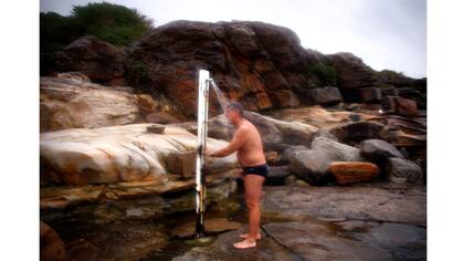 Una ducha después de competir en una carrera en la playa de Maroubra