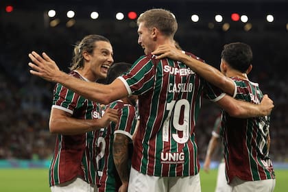 Una dupla que puede funcionar en Fluminense: el uruguayo Agustín Canobbio lanzó el centro preciso para que el exdelantero de Lanús aventajara a su marca y cabeceara cómodamente.