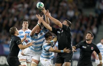 Juan Figallo y Horacio Agulla disputan una pelota que no tiene dueño entre argentinos e ingleses, en un test match de los años de inestabilidad de la selección albiceleste en resultados, pero siempre con superioridad de la Rosa.
