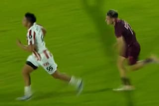 La violenta patada de un jugador de Lanús que le valió la expulsión ante Instituto