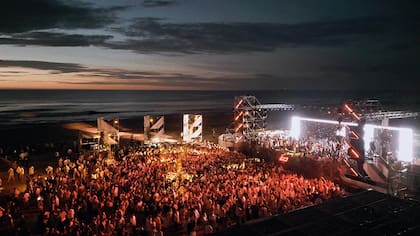 Una edición anterior de la fiesta de Año Nuevo de Jet, sobre la playa