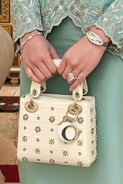 Una edición limitada de la Lady Dior también en cuero de cocodrilo y apliques de metal