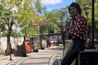 Para declarar su fanatismo con el 10 de la selección, vandalizó el paseo peatonal de homenaje a Sandro