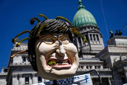 Una efigie del presidente argentino Javier Milei cubierta de serpientes durante una reciente protesta frente al Congreso