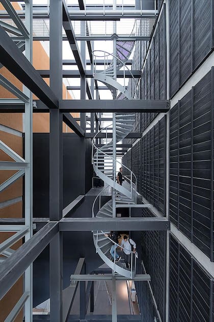 Una elegante escalera caracol en su interior