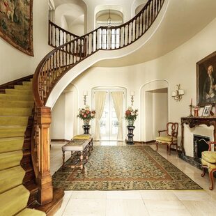 Una elegante escalera conduce desde los principales espacios de estar hasta los dormitorios.