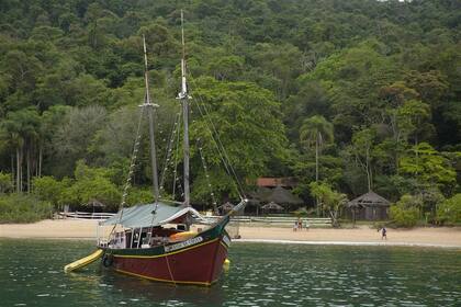 Una embarcación recorre las paradisíacas playas de Paraty