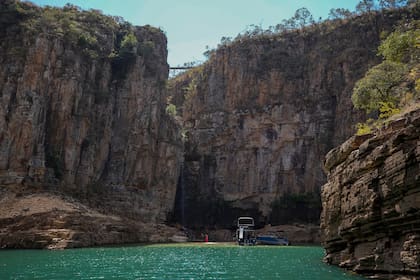Una embarcación turística navega por un cañón en el Lago Furnas, cerca de Ciudad Capitolio, en Brasil, el 2 de septiembre del 2021. (AP Foto/Andre Penner)