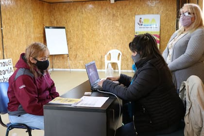 Una empleada asesora a una vecina en una de las oficinas que el Ministerio de Desarrollo Humano y Hábitat tiene en el sur de la Ciudad