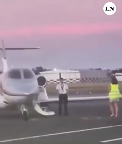 Una empleada de Jag Aviation acompaña a los pasajeros hasta el avión.