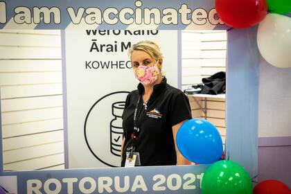 Una empleada de salud está parada en un centro de vacunaciones en Rotorua, Nueva Zelanda, el sábado, 16 de octubre del 2021.