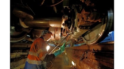 Una empleada lava el vagón del tren en el depósito de Krasnaya Presnya en Moscú, Rusia