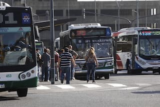 Una línea de colectivos que sale de Constitución podría desaparecer: qué se sabe