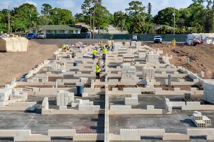 Una empresa de Florida diseñó un nuevo tipo de ladrillo para la construcción; está hecho íntegramente con materiales reciclados; dicen que soporta huracanes de nivel 5