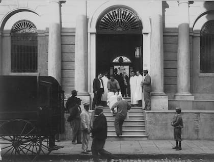 Una enferma es trasladada en camilla desde el viejo Hospital Italiano de la calle Bolívar. 1902