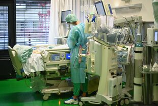 Una enfermera atiende a un paciente de Covid-19 en la unidad de cuidados intensivos del hospital universitario de Aquisgrán, en el oeste de Alemania, el 10 de noviembre de 2020 en medio de la pandemia del coronavirus