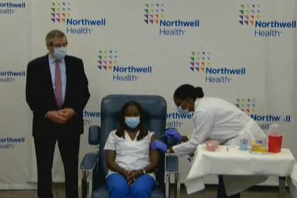 Una enfermera de Nueva York fue la primera en recibir la vacuna de Pfizer contra el coronavirus en Estados Unidos