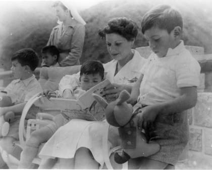 Una enfermera lee a los niños que vivían en Reyes durante los tiempos en que la Fundación Eva Perón montón allí una clínica de recuperación infantil. 1952.
