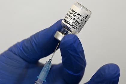 Una enfermera llena una jeringa con la vacuna Pfizer-BioNTech contra el Covid-19 en la consulta de un médico en Suhl, en el este de Alemania, el 6 de mayo de 2021