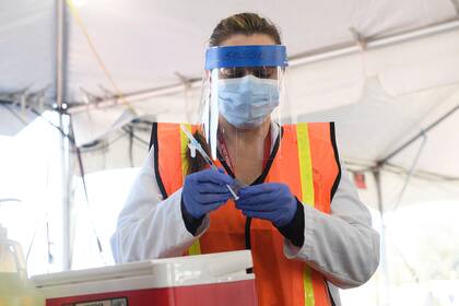 Una enfermera se prepara para administrar una dosis en un sitio de vacunación para trabajadores de la educación, en un estacionamiento en Hollywood Park el 1 de marzo de 2021 en Inglewood, California