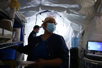 Una enfermera trabaja en un centro improvisado en El Centro, California, para atender el creciente número de pacientes de coronavirus; se trata de una localidad con alta tasa de pobreza y precarios recursos sanitarios