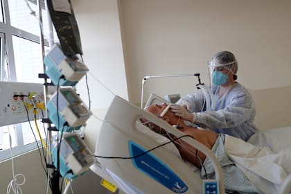 Una enfermera trata a un paciente que padece Covid-19 en la unidad de terapia intensiva del Hospital Municipal Parelheiros SPDM, en San Pablo, Brasil, 3 de junio de 2020
