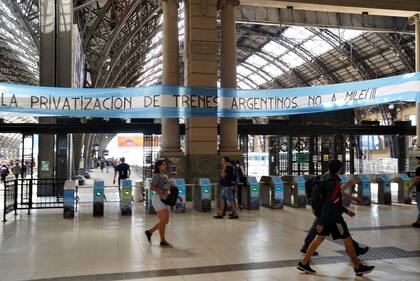Una enorme bandera contra Milei sorprende a los pasajeros en la estación de trenes de Retiro