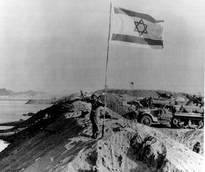 Una enorme bandera de Israel flamea sobre una zona del Canal de Suez durante la guerra de Yom Kippur