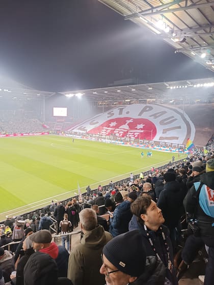 Una enorme bandera se despliega en el clásico St. Pauli-Hamburgo; los hinchas se fueron vacíos de fútbol