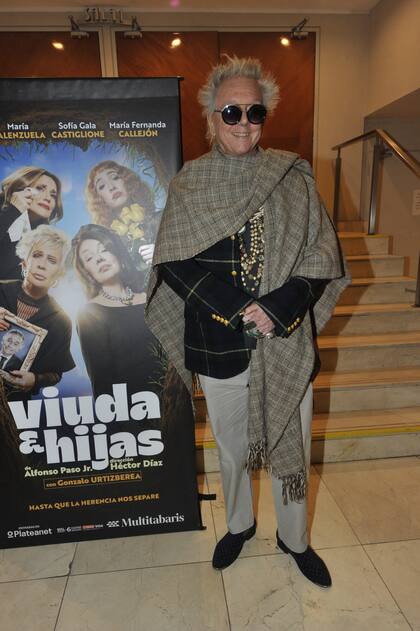 Una enorme chalina, unos lentes de sol redondos y mucha bijou: Pepito Cibrián, fiel a su estilo, también estuvo en el Multitabaris