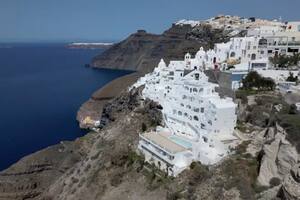 Una enorme erupción en 1600 a. C. dejó el borde del cráter y la depresión central que formaron Santorini