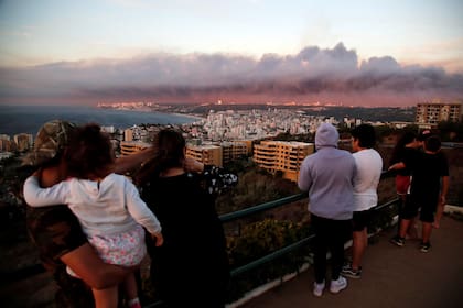 Una enorme nube de humo se cierne sobre las zonas turísticas del centro de Chile, incluidas Viña del Mar y Valparaíso, donde el viernes se produjo un incendio forestal que amenazó a cientos de viviendas y obligó a la evacuación de los residentes.
