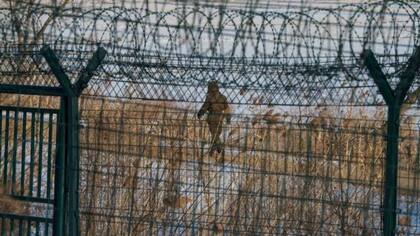 Una enorme reja de alambres púas separa la frontera entre Corea del Norte y China