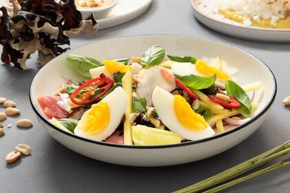 Una ensalada en donde el papel de arroz aporta la textura del plato