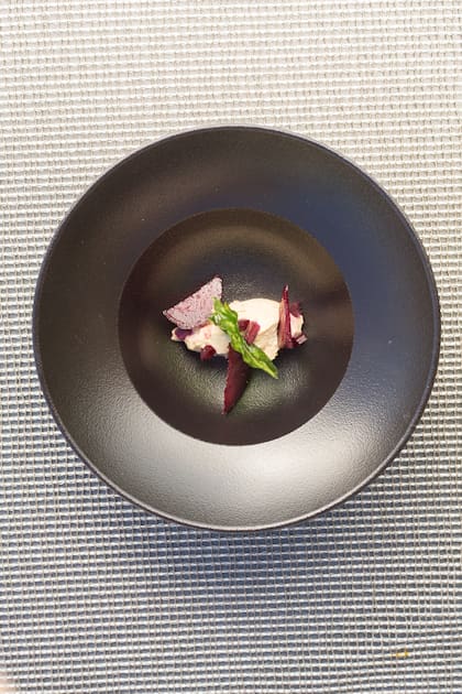 Una entrada del menú de Osadía de Crear que combina sesos, almendras, remolacha y granada.