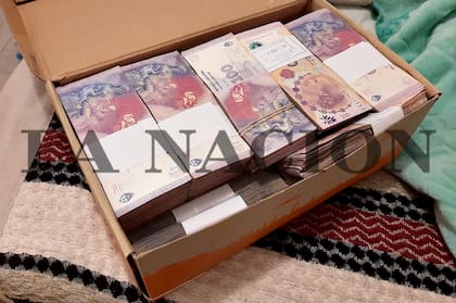 Una entrega de dinero en pesos, que lleva un cartel con un sello que dice "19 may 2021", según la documentación a la que tuvo acceso LA NACION