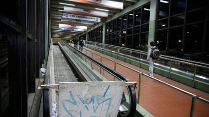 Una escalera mecánica fuera de servicio acumula basura