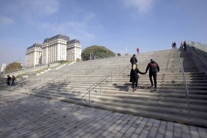 Una escalinata permite unir la Plaza de Mayo con Puerto Madero a pie