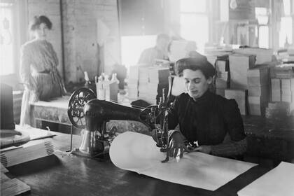 Una escena de 1905, donde la máquina de coser cambió el ritmo de los talleres de confección de ropa