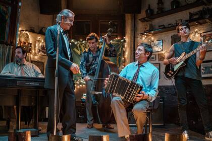 Una escena de Chau, Buenos Aires, la historia de amor entre un bandoneonista (Diego Cremonesi) y una mujer que maneja un taxi, en los tiempos críticos de 2001