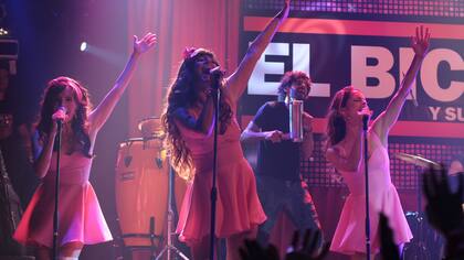 Nina, hace coros en una banda cuartetera