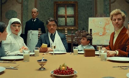 Una escena de El esquema fenicio, con Michael Cera (der.) también en el elenco