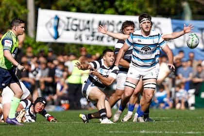 Una escena de estética en pleno clásico de San Isidro, que, en rigor, suele tener más lucha que rugby lucido, pero también suele ebullir de pasión.